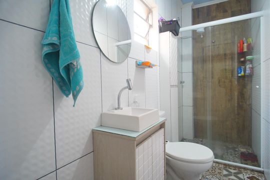 Banheiro de apartamento à venda com 1 quarto, 53m² em Centro, São Leopoldo