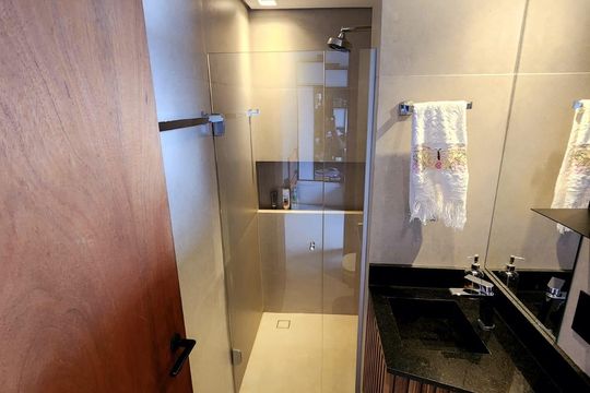 Banheiro de apartamento à venda com 1 quarto, 73m² em Funcionários, Belo Horizonte