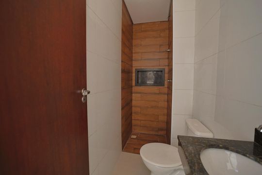 Banheiro de apartamento para alugar com 2 quartos, 45m² em Parque Maria Luiza, São Paulo