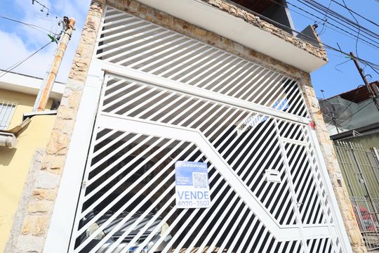 Fachada de casa à venda com 3 quartos, 198m² em Santo Antônio, Osasco