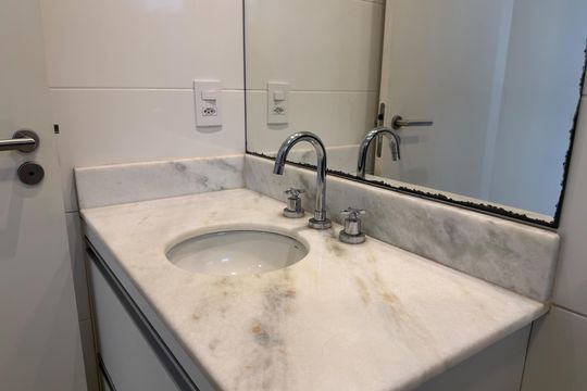 Banheiro da Suíte de apartamento para alugar com 2 quartos, 62m² em Ponta da Praia, Santos