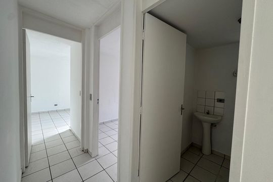 Corredor de apartamento à venda com 2 quartos, 45m² em Conjunto Promorar Raposo Tavares, São Paulo