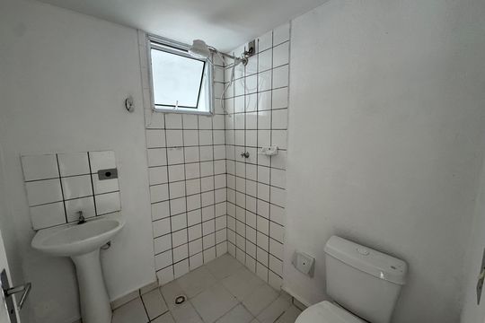 Banheiro de apartamento à venda com 2 quartos, 45m² em Conjunto Promorar Raposo Tavares, São Paulo