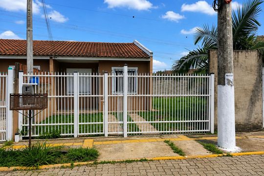 Fachada de casa para alugar com 2 quartos, 45m² em Jardim Betânia, Cachoeirinha
