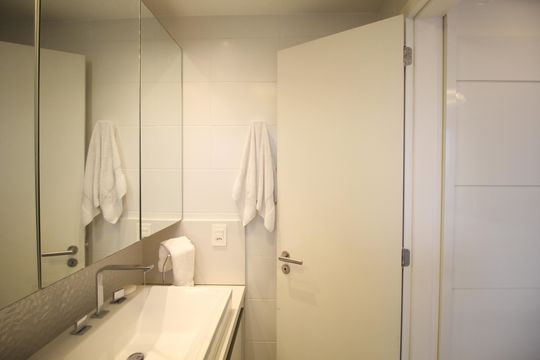 Banheiro da Suíte 1 de apartamento para alugar com 2 quartos, 87m² em Passo D’areia, Porto Alegre