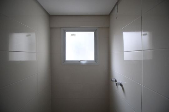 Banheiro da Suíte 1 de apartamento à venda com 2 quartos, 63m² em Bom Jesus, Porto Alegre