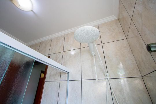 Banheiro social de casa à venda com 3 quartos, 108m² em Vila Helena, Santo André