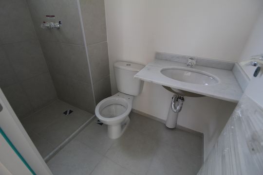 Banheiro de apartamento para alugar com 1 quarto, 43m² em Barra Olímpica, Rio de Janeiro