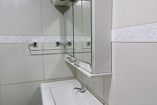 Banheiro de apartamento para alugar com 3 quartos, 77m² em Passo D’areia, Porto Alegre