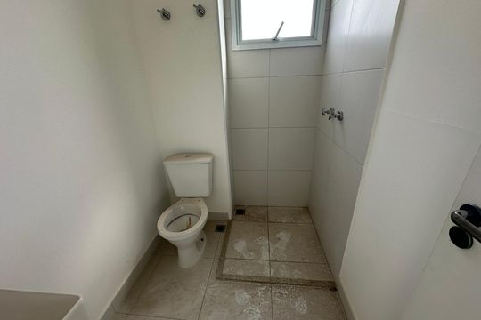 Banheiro de apartamento à venda com 1 quarto, 45m² em Vila Nilva, Barueri