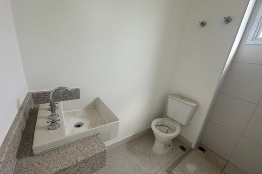 Banheiro de apartamento à venda com 1 quarto, 45m² em Vila Nilva, Barueri