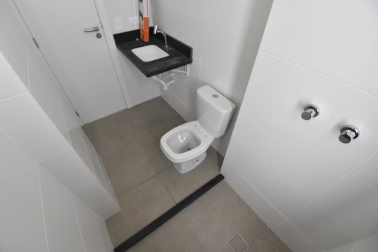 Banheiro da Suíte de apartamento para alugar com 2 quartos, 64m² em Bacacheri, Curitiba