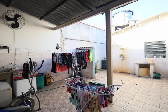 Área de Serviço de casa à venda com 2 quartos, 200m² em Km 18, Osasco