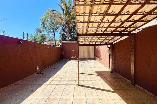 Garagem de casa à venda com 3 quartos, 250m² em Parque Xangri-lá, Contagem