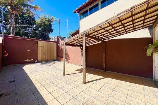 Garagem de casa à venda com 3 quartos, 250m² em Parque Xangri-lá, Contagem
