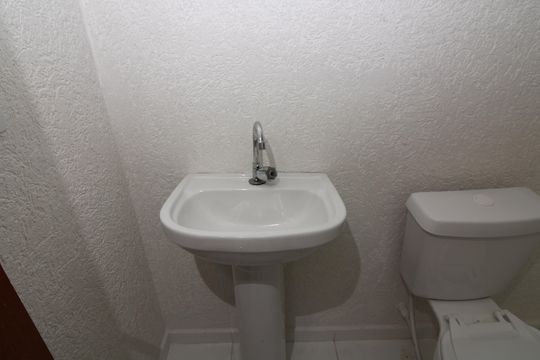 banheiro de kitnet/studio para alugar com 1 quarto, 34m² em Vila Sao Geraldo, São Paulo