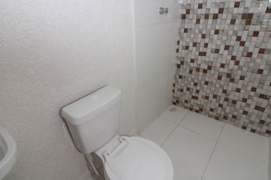 banheiro de kitnet/studio para alugar com 1 quarto, 34m² em Vila Sao Geraldo, São Paulo