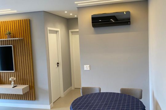 Sala de casa de condomínio à venda com 2 quartos, 67m² em Taquaral, Campinas