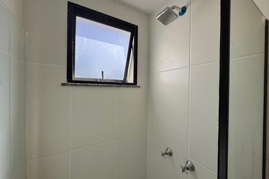 Banheiro Social de apartamento para alugar com 2 quartos, 46m² em Vargem Grande, Rio de Janeiro