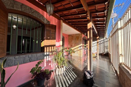 Casa para alugar com 3 quartos, 200m² em Parque Turistas, Belo Horizonte