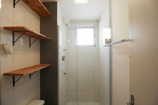 Banheiro de apartamento para alugar com 2 quartos, 50m² em Vila Palmeiras, São Paulo