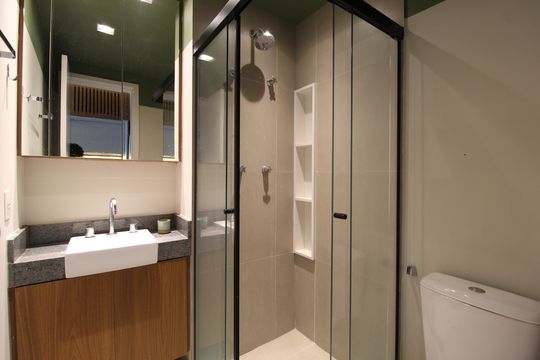 Banheiro de kitnet/studio para alugar com 1 quarto, 24m² em Indianópolis, São Paulo