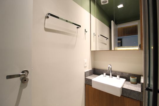 Banheiro de kitnet/studio para alugar com 1 quarto, 24m² em Indianópolis, São Paulo