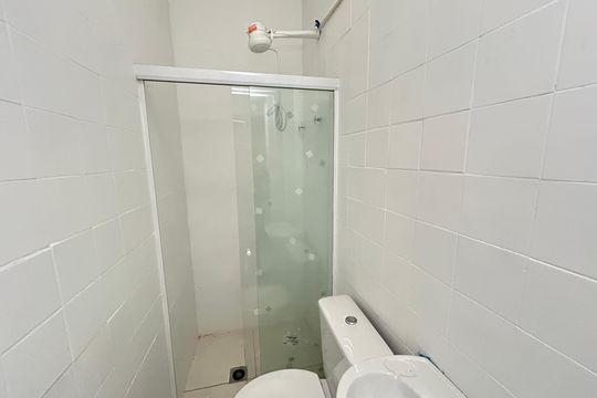 Banheiro de kitnet/studio para alugar com 1 quarto, 28m² em Pilares, Rio de Janeiro