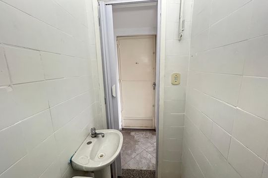 Banheiro de kitnet/studio para alugar com 1 quarto, 28m² em Pilares, Rio de Janeiro