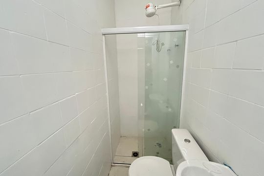 Banheiro de kitnet/studio para alugar com 1 quarto, 28m² em Pilares, Rio de Janeiro