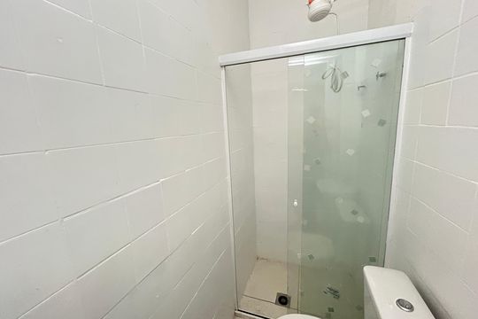 Banheiro de kitnet/studio para alugar com 1 quarto, 28m² em Pilares, Rio de Janeiro