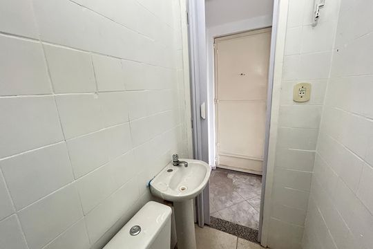 Banheiro de kitnet/studio para alugar com 1 quarto, 28m² em Pilares, Rio de Janeiro