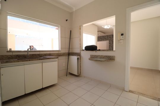 Cozinha de casa para alugar com 3 quartos, 200m² em Santa Mônica, Uberlândia
