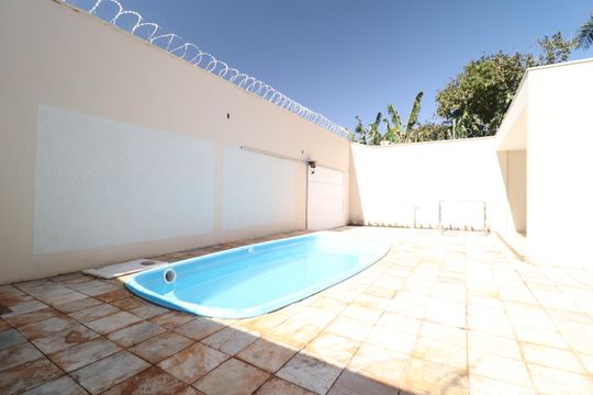 Piscina de casa para alugar com 3 quartos, 200m² em Santa Mônica, Uberlândia