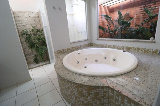 Banheiro do Quarto 1 de casa para alugar com 3 quartos, 200m² em Santa Mônica, Uberlândia