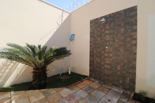 Piscina - Ducha de casa para alugar com 3 quartos, 200m² em Santa Mônica, Uberlândia