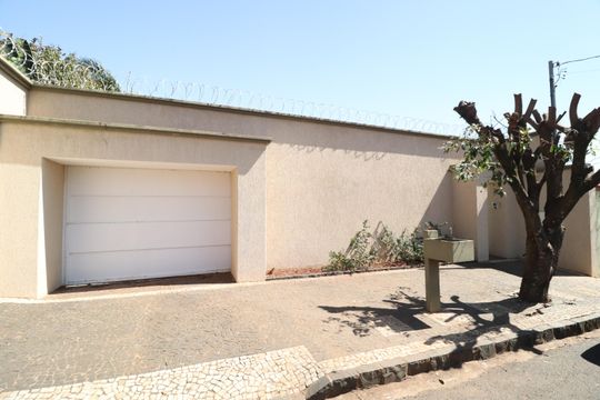 Fachada de casa para alugar com 3 quartos, 200m² em Santa Mônica, Uberlândia