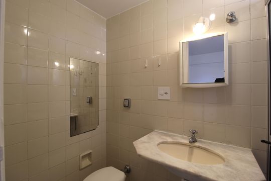Banheiro de kitnet/studio para alugar com 1 quarto, 35m² em Moema, São Paulo