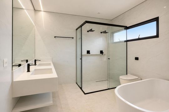 Banheiro de casa de condomínio à venda com 3 quartos, 343m² em São Sebastião, Brasília