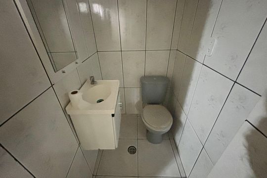 Banheiro da suíte 1 de casa para alugar com 2 quartos, 50m² em Jardim Angelina, Ferraz de Vasconcelos