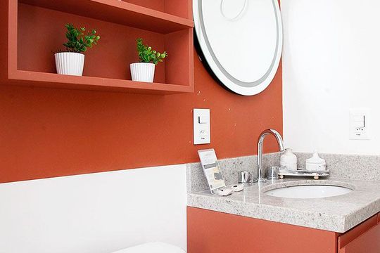 Banheiro de kitnet/studio para alugar com 1 quarto, 24m² em Farroupilha, Porto Alegre