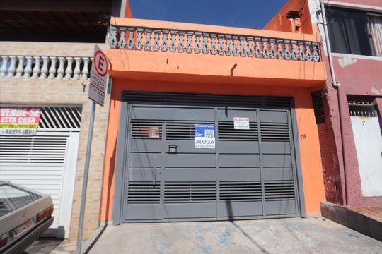 Fachada de casa para alugar com 2 quartos, 100m² em Jardim Roseli, São Paulo