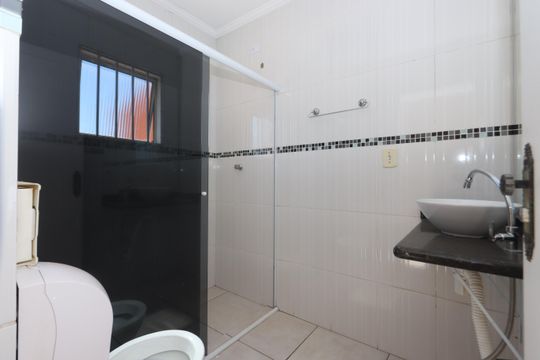 Banheiro da Suíte de casa para alugar com 2 quartos, 100m² em Jardim Roseli, São Paulo