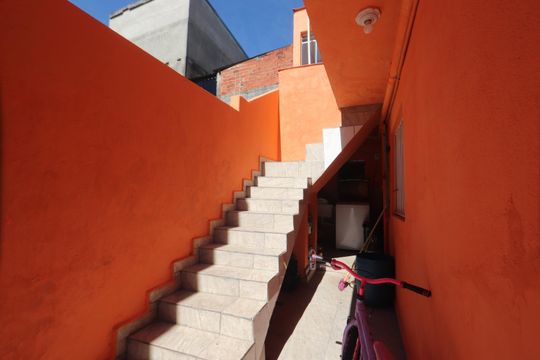 Escada de acesso de casa para alugar com 2 quartos, 100m² em Jardim Roseli, São Paulo