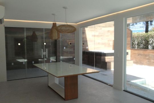 Sala e sala de jantar  de casa de condomínio à venda com 7 quartos, 384m² em Barra da Tijuca, Rio de Janeiro