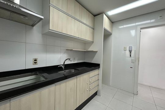 Cozinha de apartamento para alugar com 3 quartos, 87m² em Itacorubi, Florianópolis
