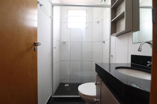 Banheiro Social de apartamento para alugar com 2 quartos, 45m² em Shopping Park, Uberlândia