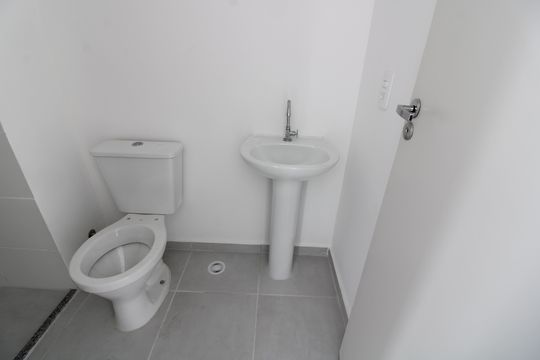 banheiro de apartamento para alugar com 2 quartos, 40m² em Vila Campanela, São Paulo
