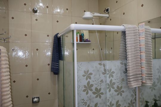 Banheiro piso superior de casa à venda com 2 quartos, 96m² em Vila Santa Clara, São Paulo
