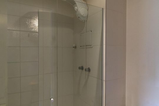 Banheiro de kitnet/studio para alugar com 1 quarto, 30m² em Perdizes, São Paulo